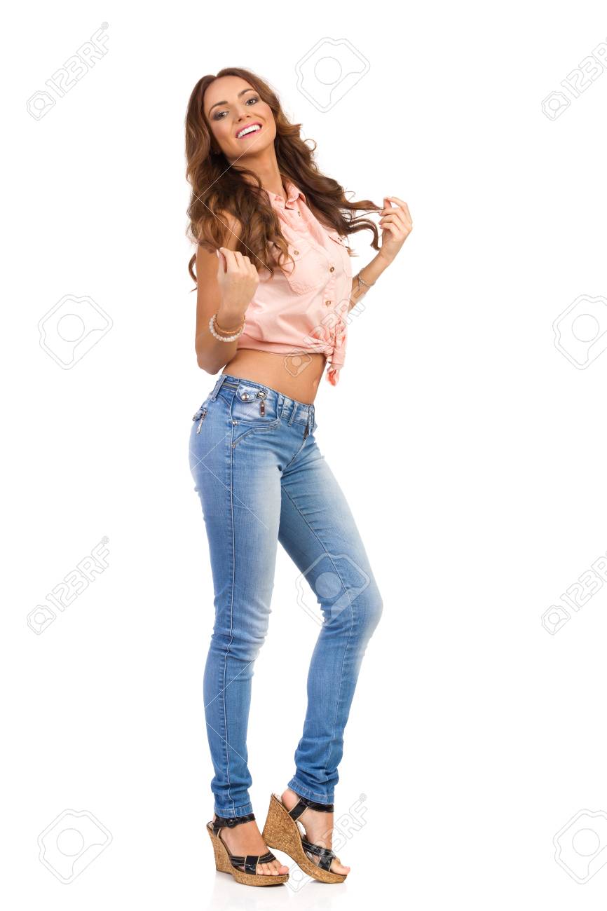 Mirando De Estudio Mujer Tacones Del Corcho CámaraTiro Integral Pie Aislado Blanco Y Sonriente A Camisa RosaJeans Altos Joven En 0OP8mNnwyv
