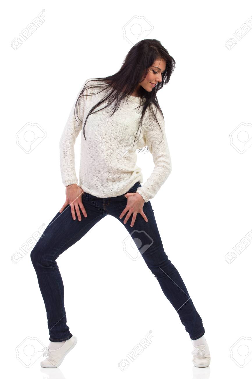 女性の脚を開いてポーズを笑顔します 完全な長さのスタジオ撮影に分離白 の写真素材 画像素材 Image