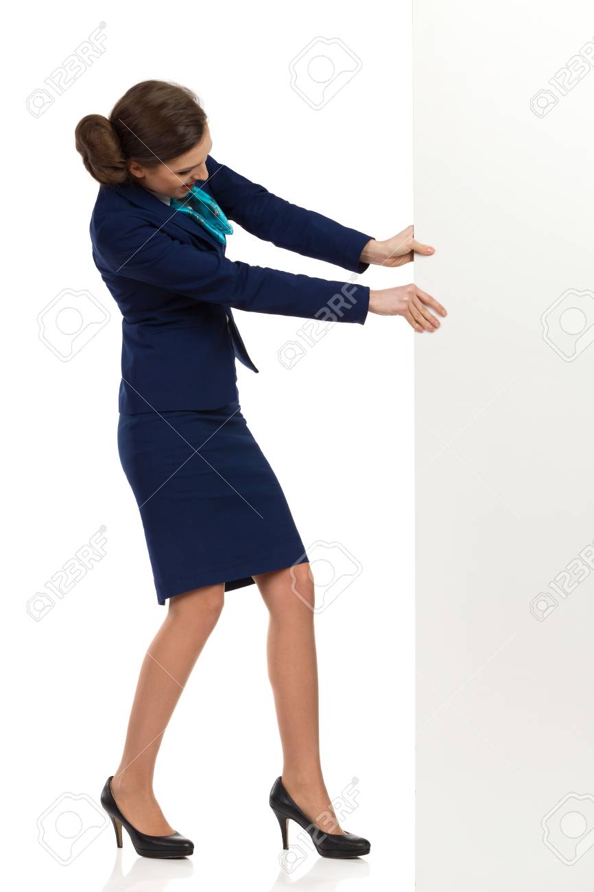 若い女性青の正装と高かかとの引きの白い旗 側面図です 完全な長さのスタジオ撮影に分離白 の写真素材 画像素材 Image