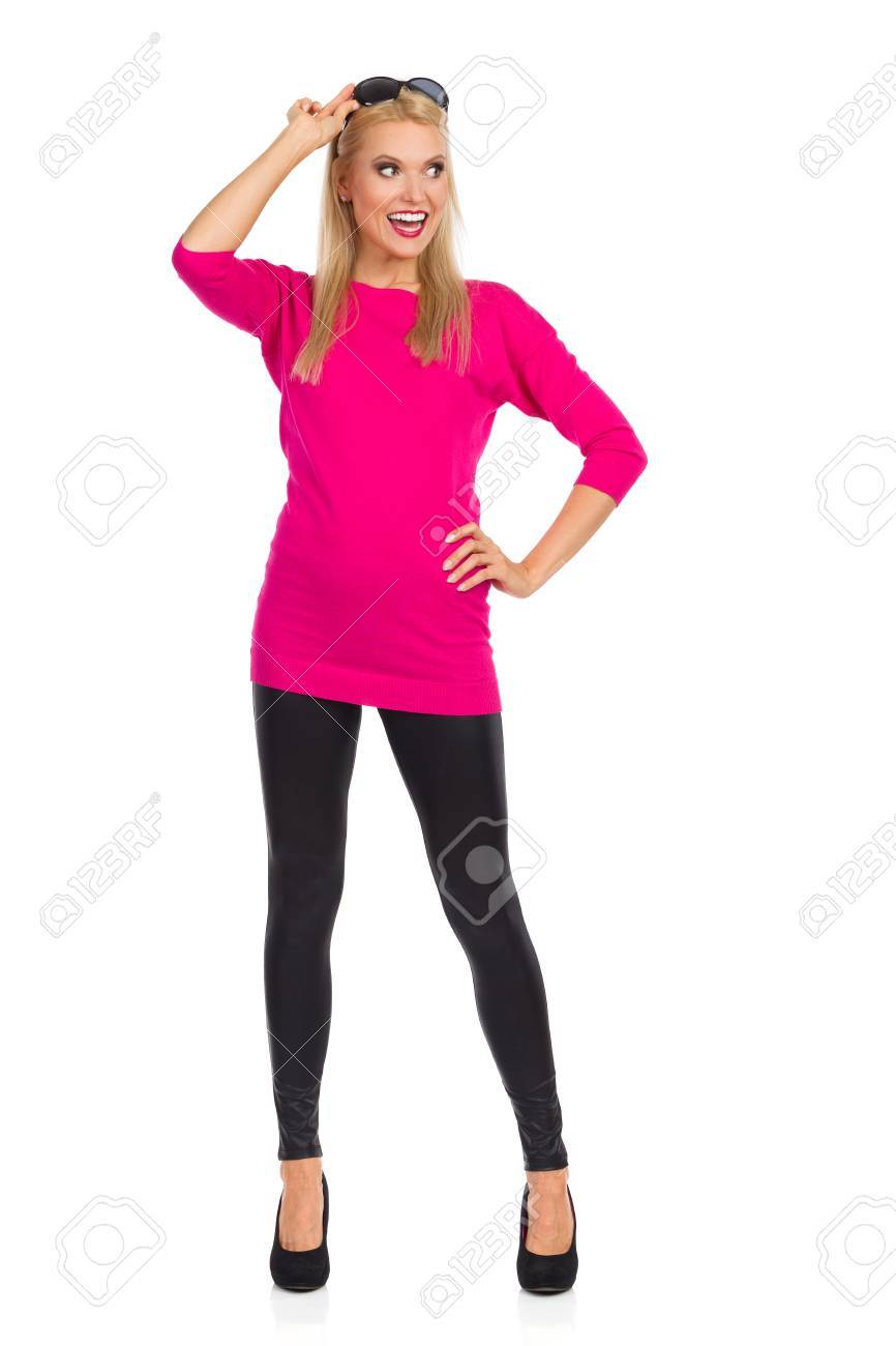 黒のレギンス ハイヒール ピンクのセーターに立って よそ見や叫びのブロンド美人 正面から見た図 完全な長さのスタジオ撮影に分離白 の写真素材 画像素材 Image