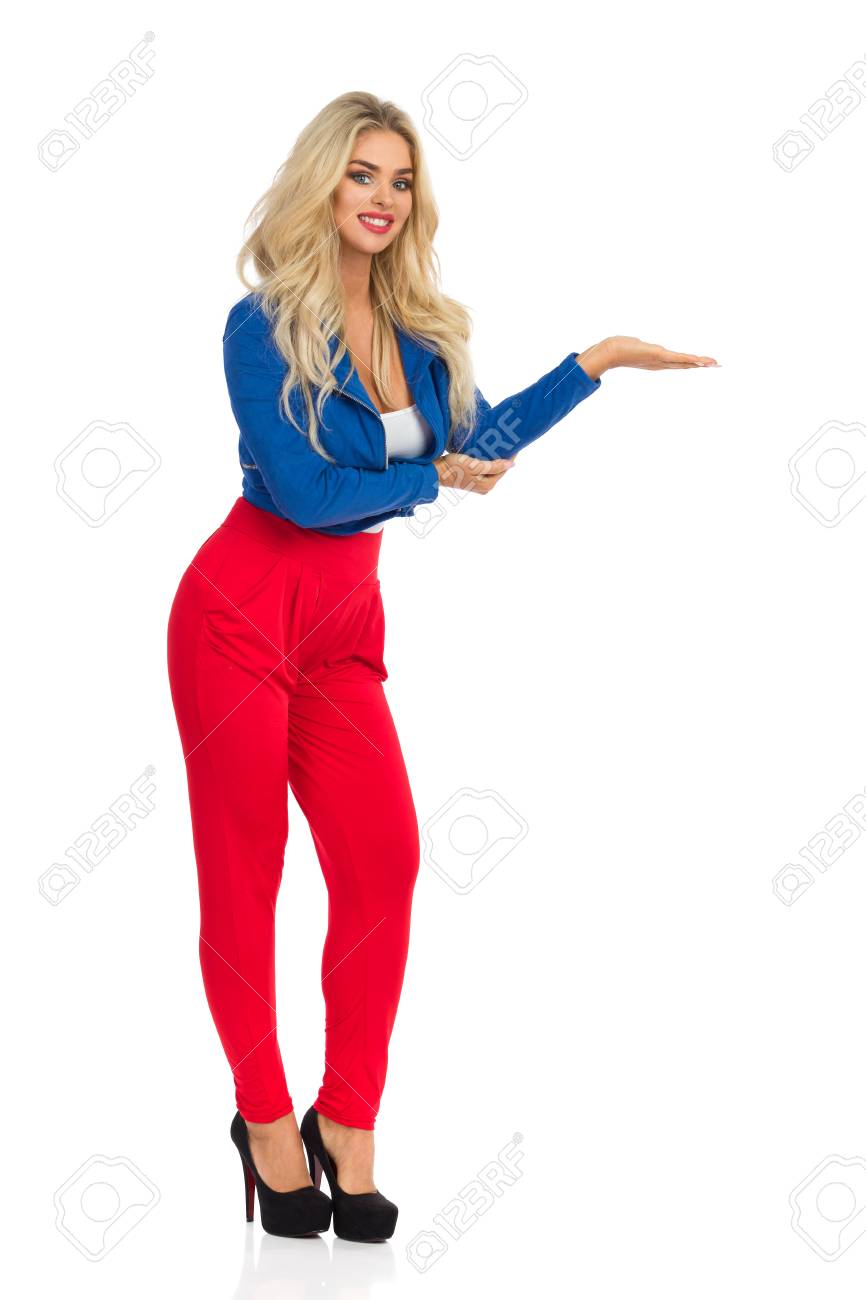 La Mujer Rubia Atractiva Hermosa En Pantalones Rojos La Chaqueta