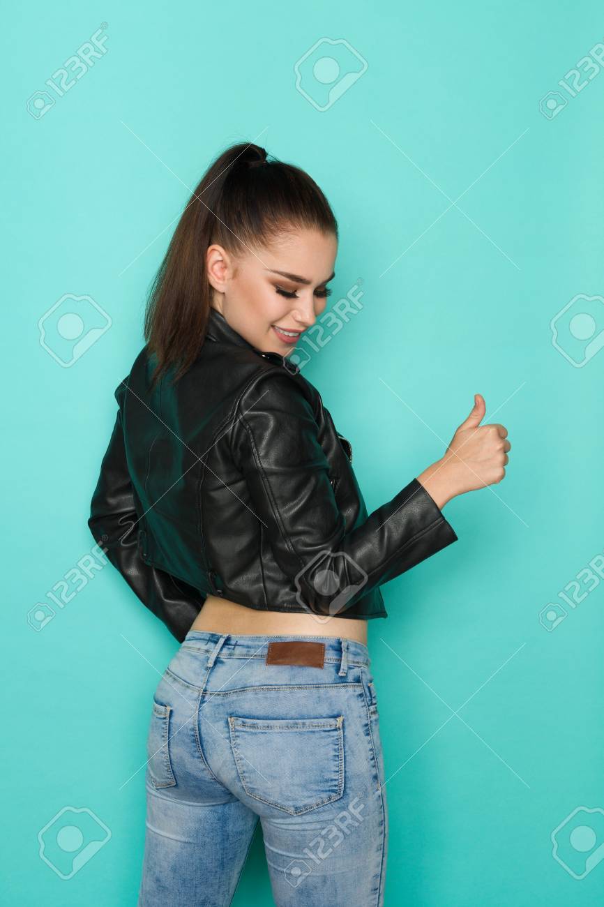 three quarter black jeans