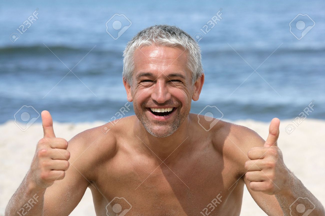 beach thumb up Cap ferrate nudes