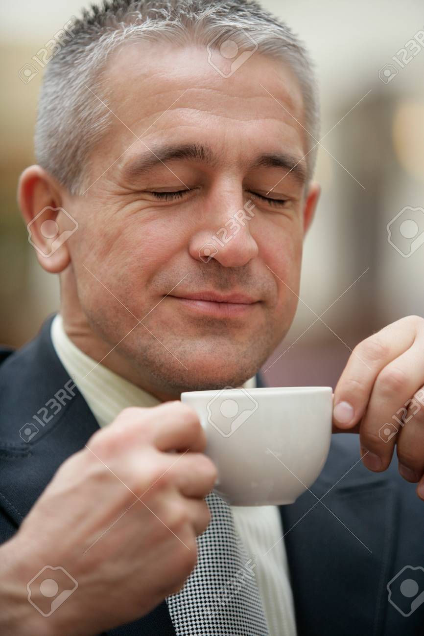レストランに座ってコーヒーのスーツを飲む成熟した白髪のハンサムなビジネスマン の写真素材 画像素材 Image