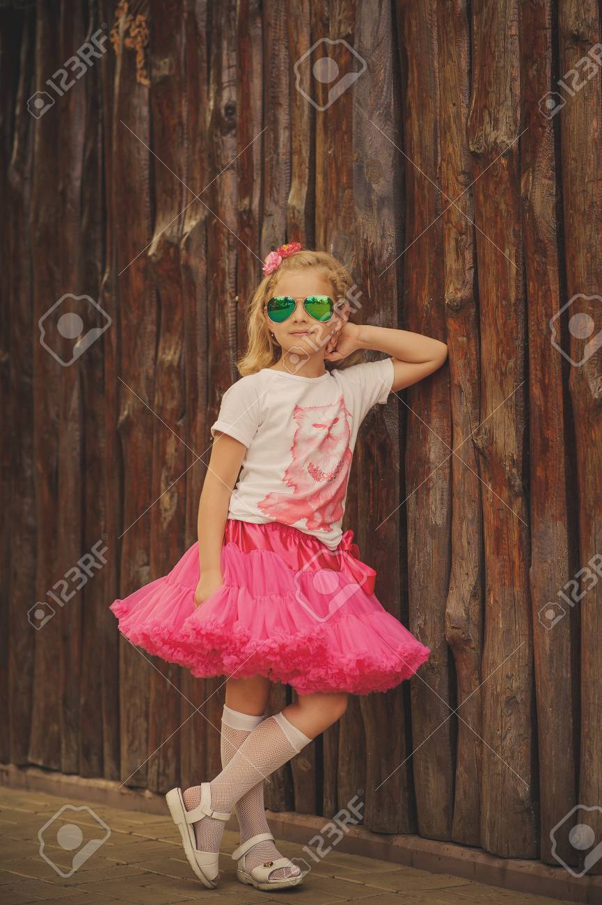 ピンクのふわふわスカートと木製のフェンス近くメガネで金髪少女をファッションします かわいい幼稚園児の女の子の肖像画 の写真素材 画像素材 Image ピンクのふわふわスカートと木製のフェンス近くメガネで金髪少女をファッションします かわいい幼稚園児の女の子の肖像画 の写真素材 画像素材 Image