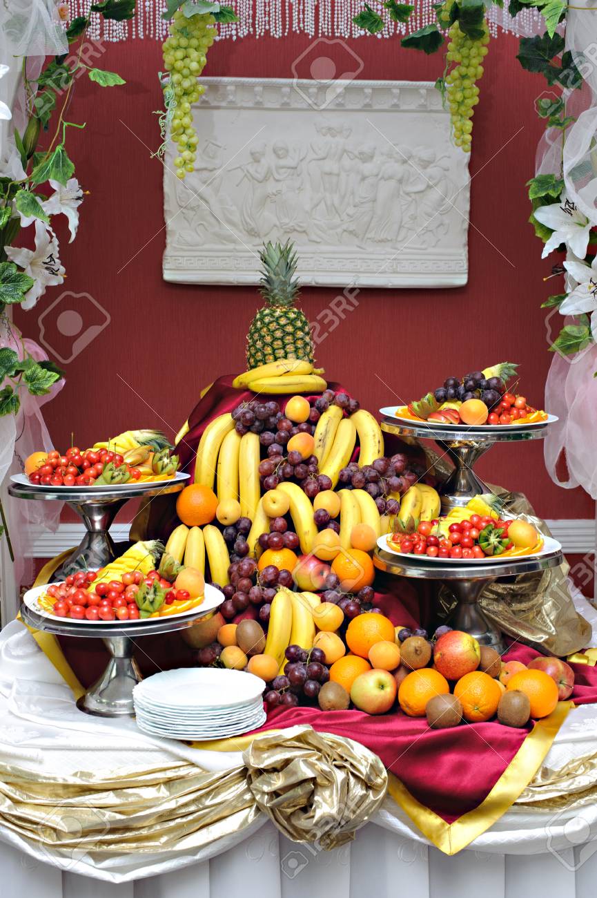 成分はフルーツ盛り合わせ レストランで美しいスライドの果物 の写真素材 画像素材 Image