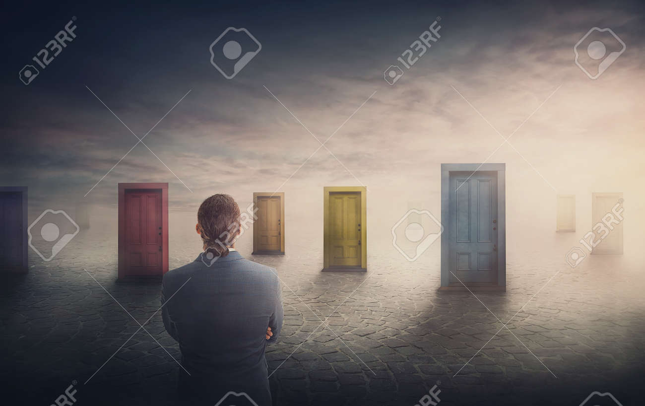 Empresário duvidoso na frente de várias portas de cores diversas como símbolo para diferentes oportunidades. desafio de negócios, escolhendo uma porta correta. conceito de decisão difícil, fracasso ou sucesso - 187631125 Empresário duvidoso na frente de várias portas de cores diversas como símbolo para diferentes oportunidades. desafio de negócios, escolhendo uma porta correta. conceito de decisão difícil, fracasso ou sucesso - 187631125