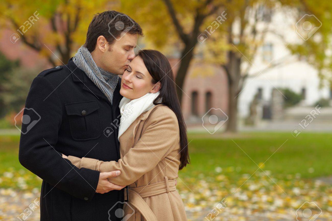 人間の女性の秋の公園でロマンチックなキスを与える の写真素材 画像素材 Image