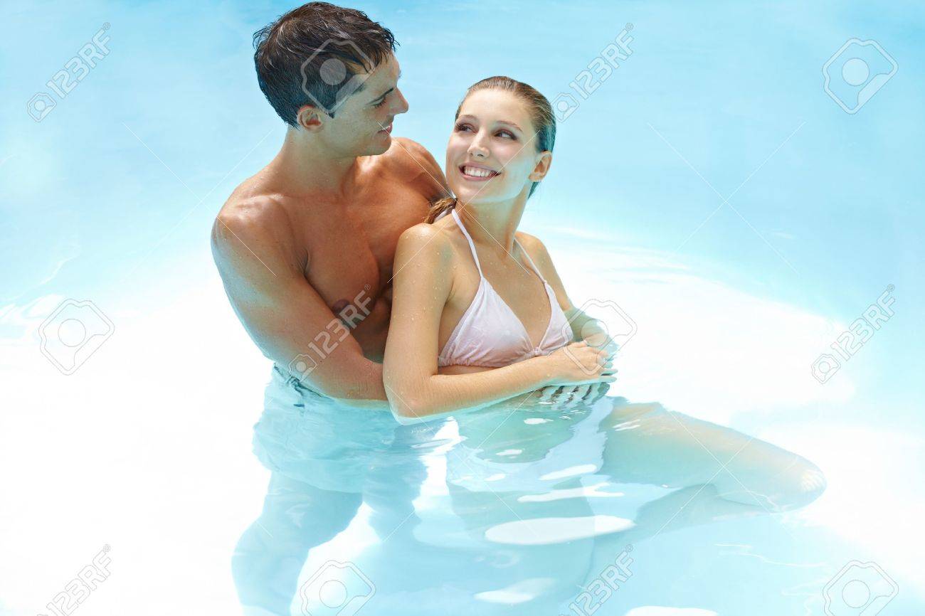 カップル スイミング プールで一緒に入浴を笑ってハッピー の写真素材 画像素材 Image
