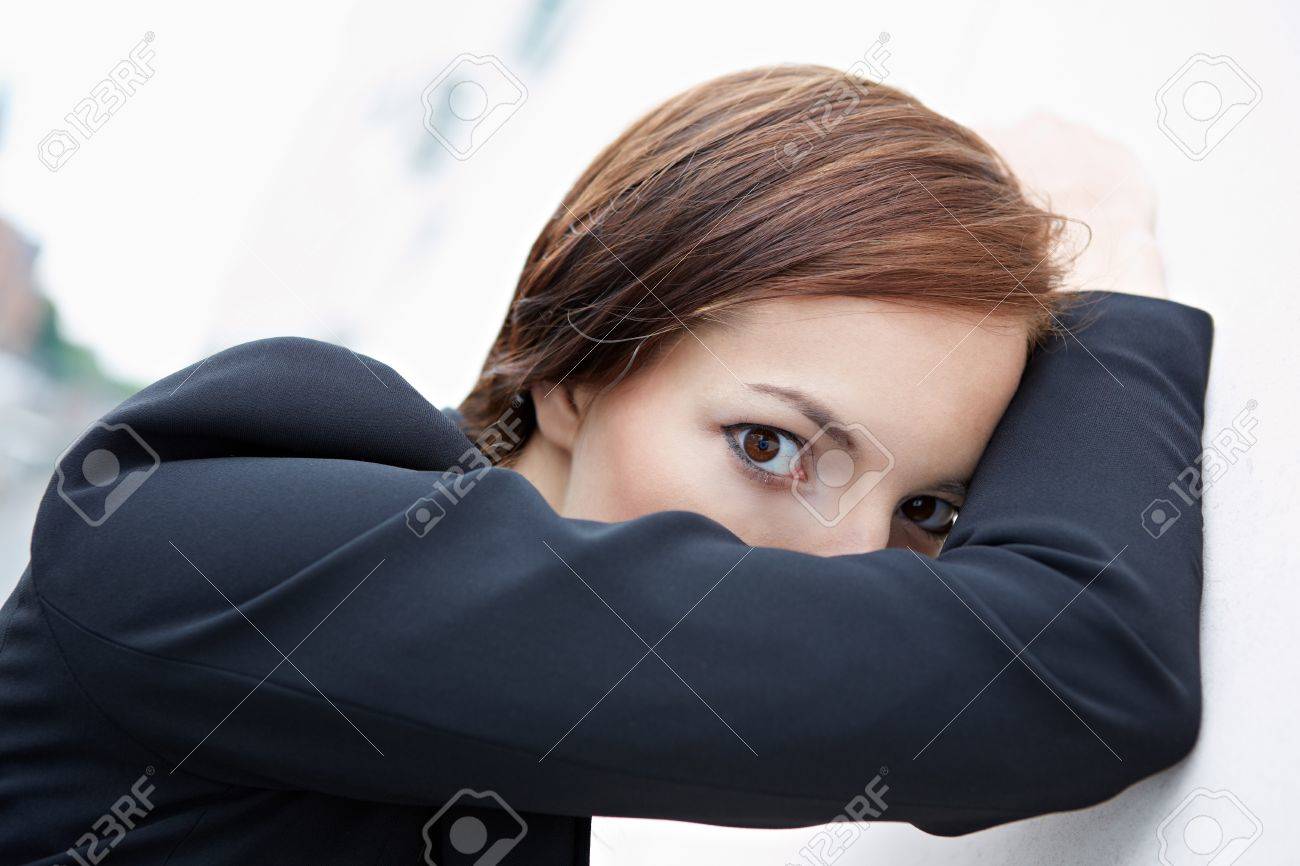 恥ずかしがり屋のビジネスの女性が彼女の腕の後ろに隠れて の写真素材 画像素材 Image 恥ずかしがり屋のビジネスの女性が彼女の腕の後ろに隠れて の写真素材 画像素材 Image