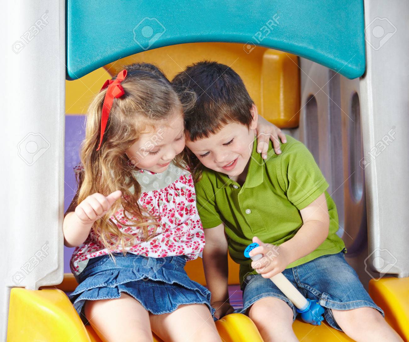 Cuáles son las semejanzas entre un niño y una niña 2 Niño y niña jugando juntos