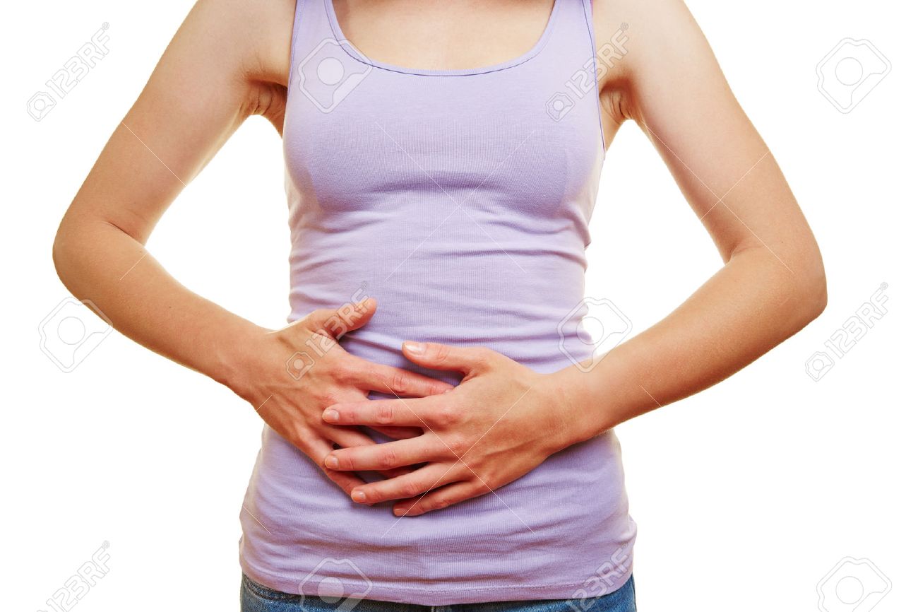 彼女のお腹の上に手を置く腹痛を持つ若い女性 の写真素材 画像素材 Image