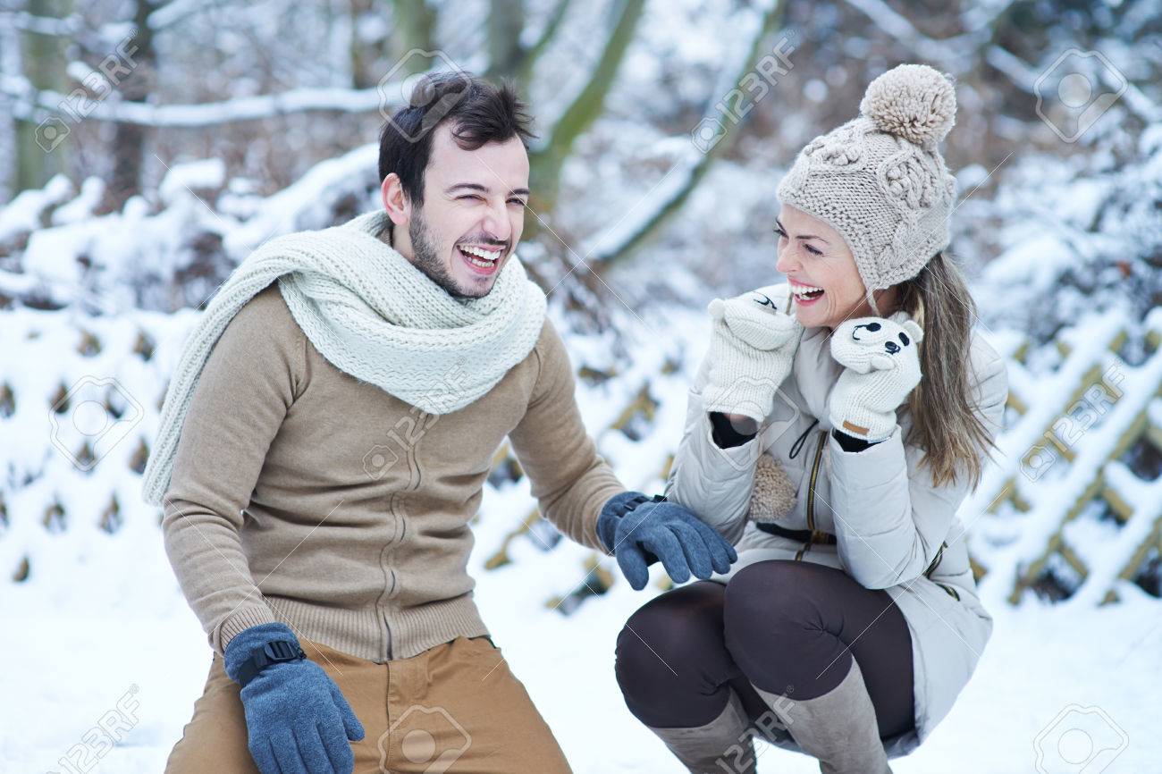 冬雪の中屋外で一緒に笑って幸せなカップル の写真素材 画像素材 Image 4448