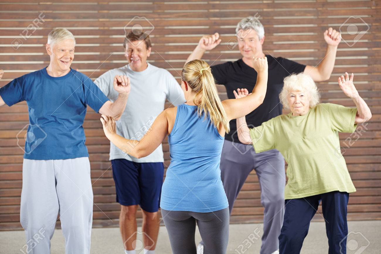 ジムで幸せな高齢者とクラスをダンス の写真素材 画像素材 Image