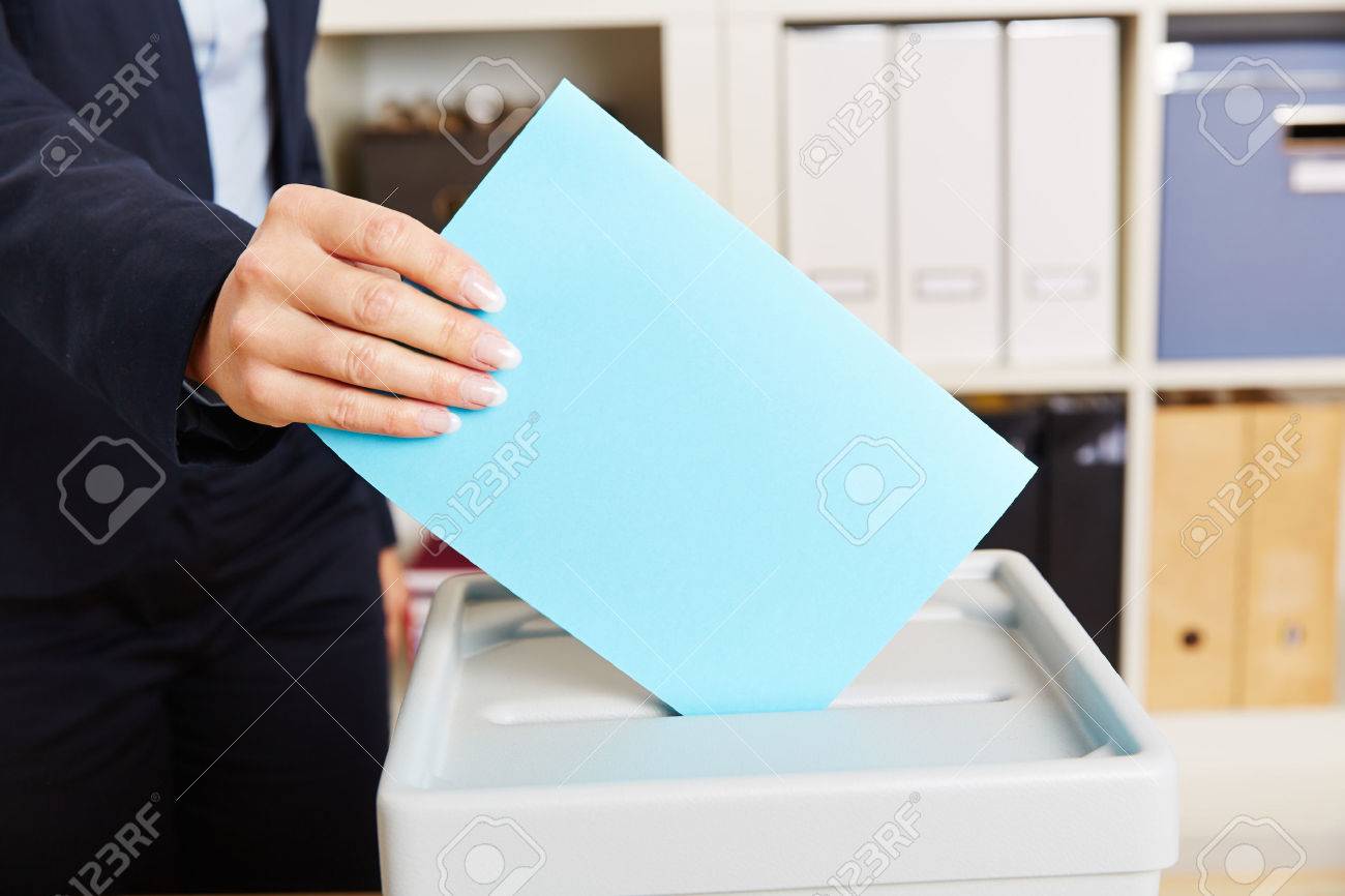 選挙中にボックスに投票用紙で投票する女性 の写真素材 画像素材 Image