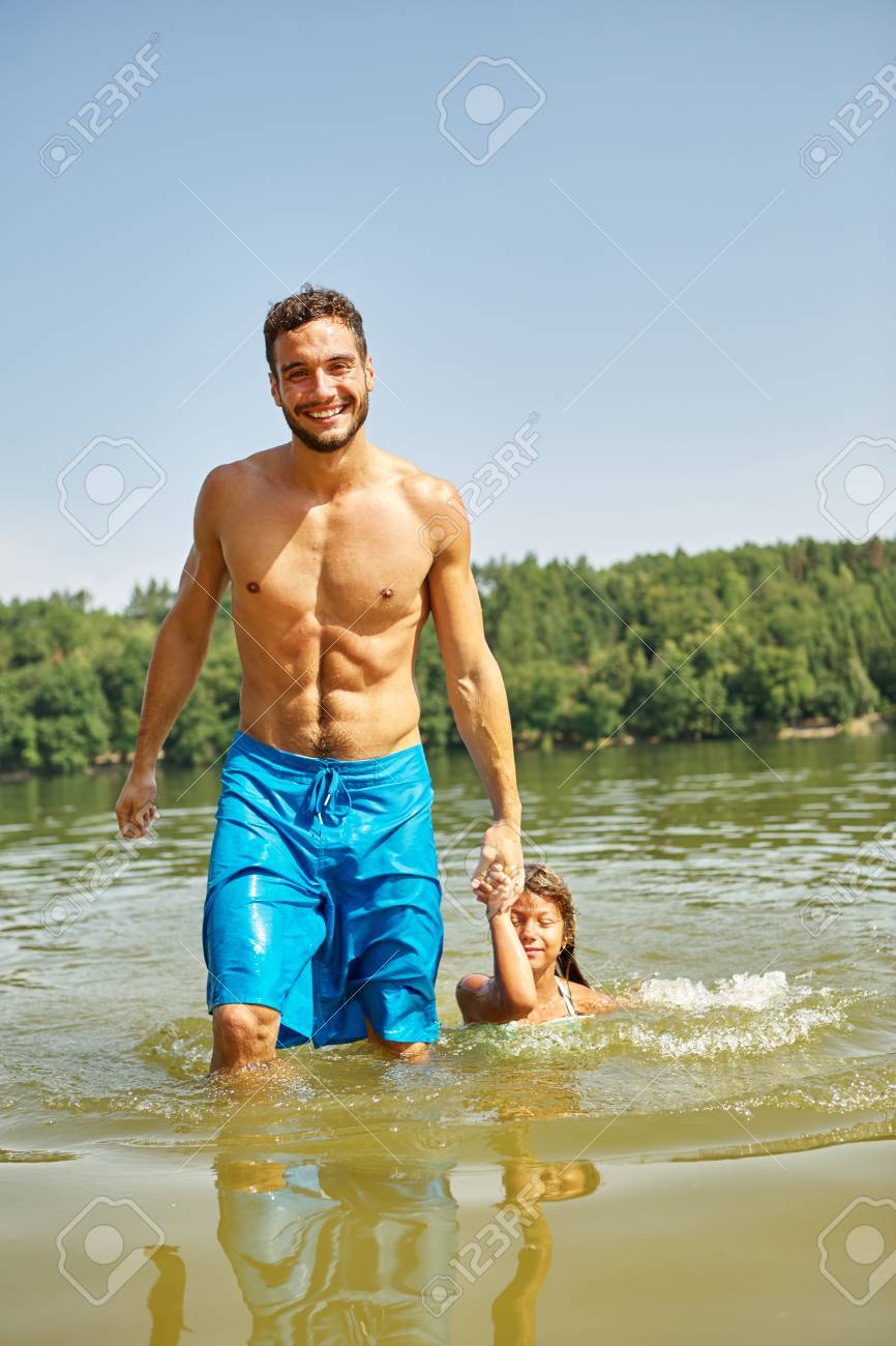 Padre E Hija Bañándose Y Bañándose En El Lago En Verano Fotos, retratos,  imágenes y fotografía de archivo libres de derecho. Image 52994506