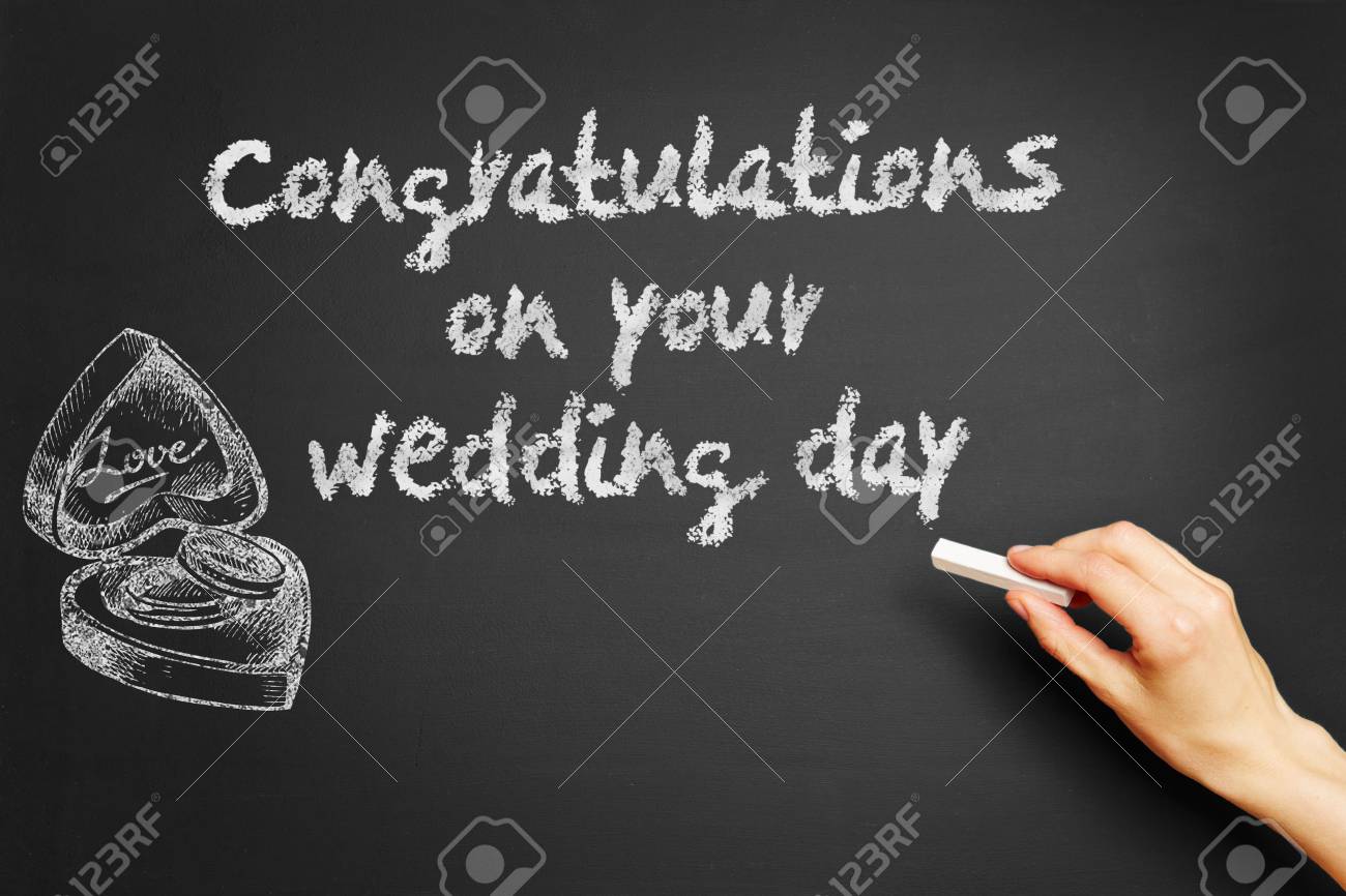 手が黒板に あなたの結婚式の日おめでとう を書き込みます の写真素材 画像素材 Image