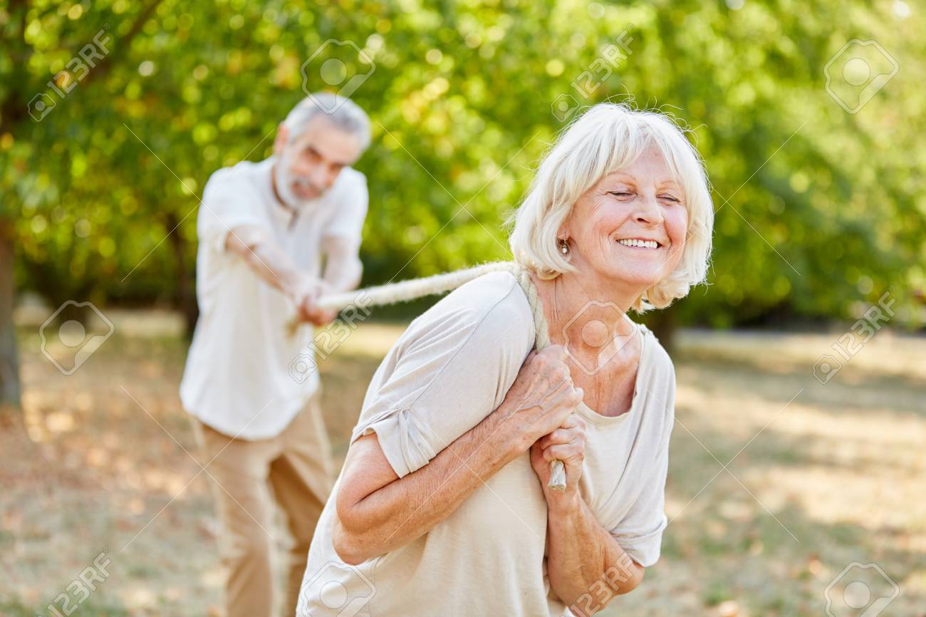 自然の中でロープで綱引きを遊ぶ二人の先輩 の写真素材 画像素材 Image