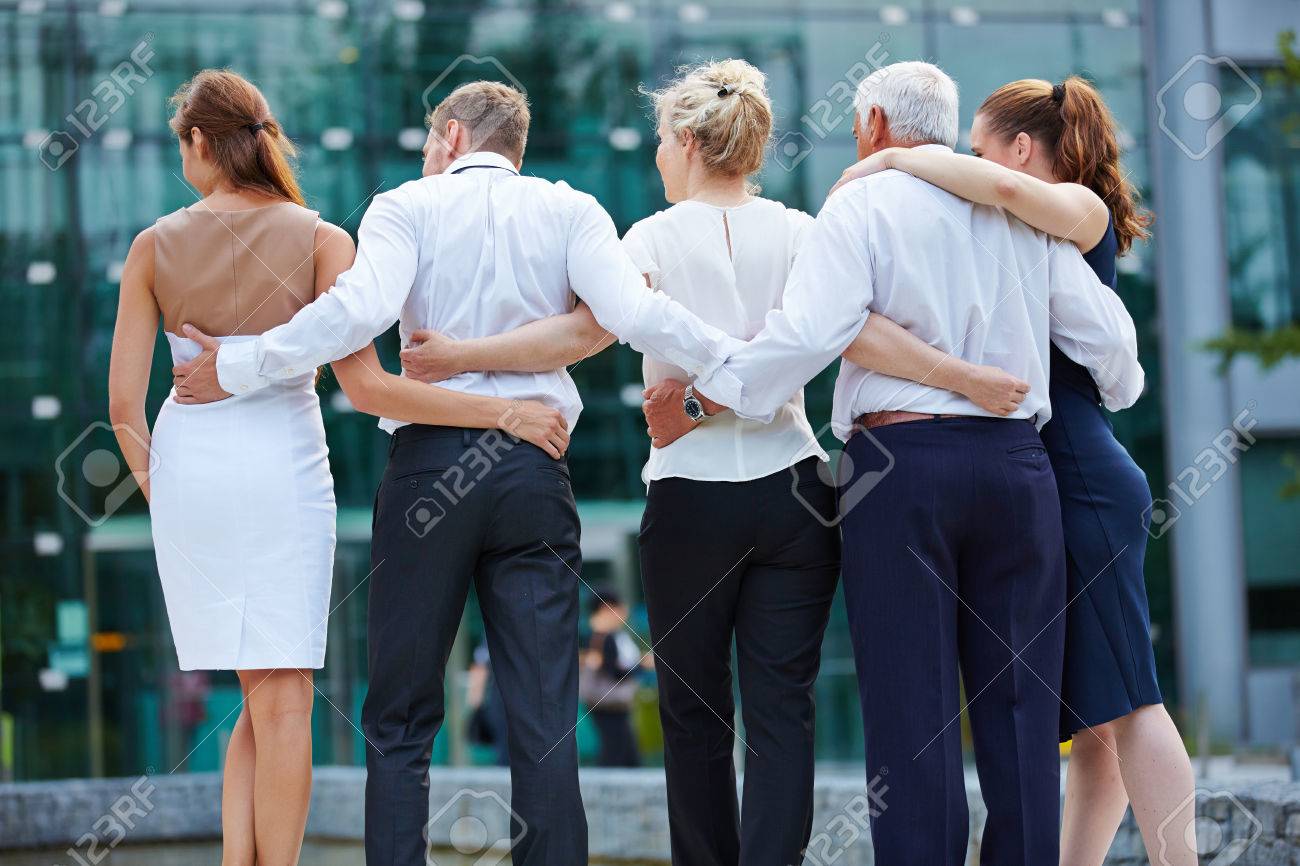 Gruppe Geschaftsleute Die Von Hinten Und Auf Der Suche Nach Buro Umarmen Lizenzfreie Fotos Bilder Und Stock Fotografie Image 62307258