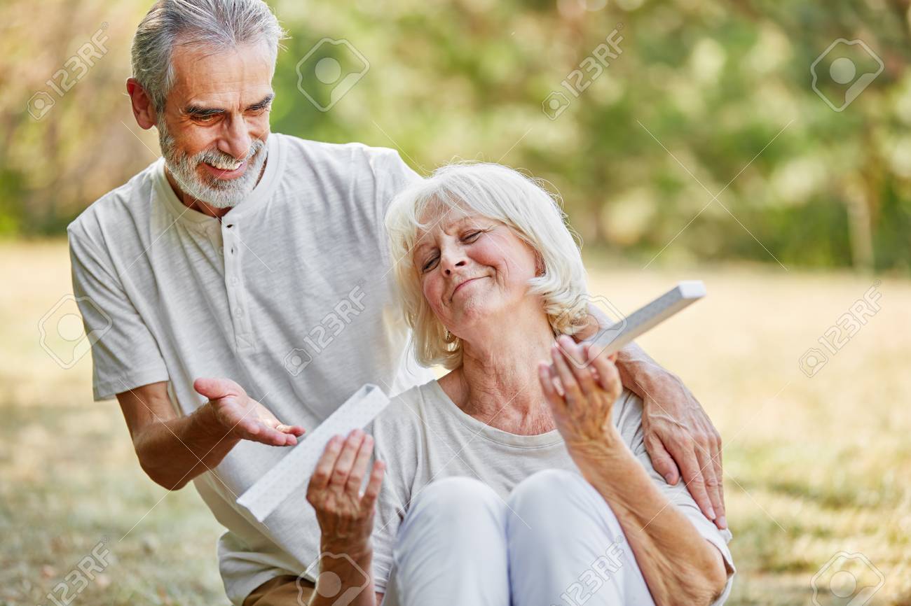 Gluckliche Alte Frau Mit Uberraschung Geschenk Von Ehemann Fur Hochzeitstag Im Garten Lizenzfreie Fotos Bilder Und Stock Fotografie Image 73019290