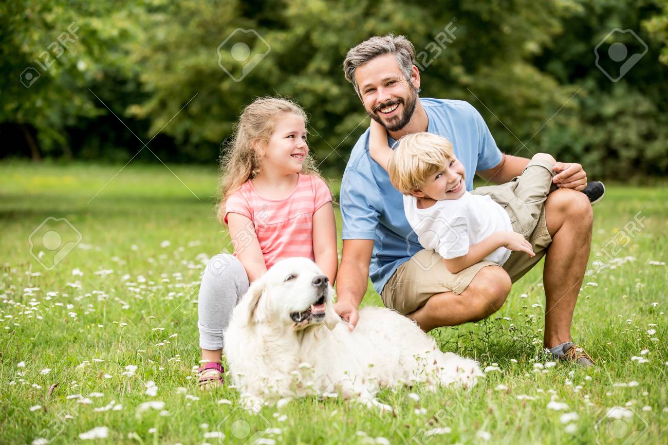 夏の庭で レトリーバー犬と幸せな家庭 の写真素材 画像素材 Image