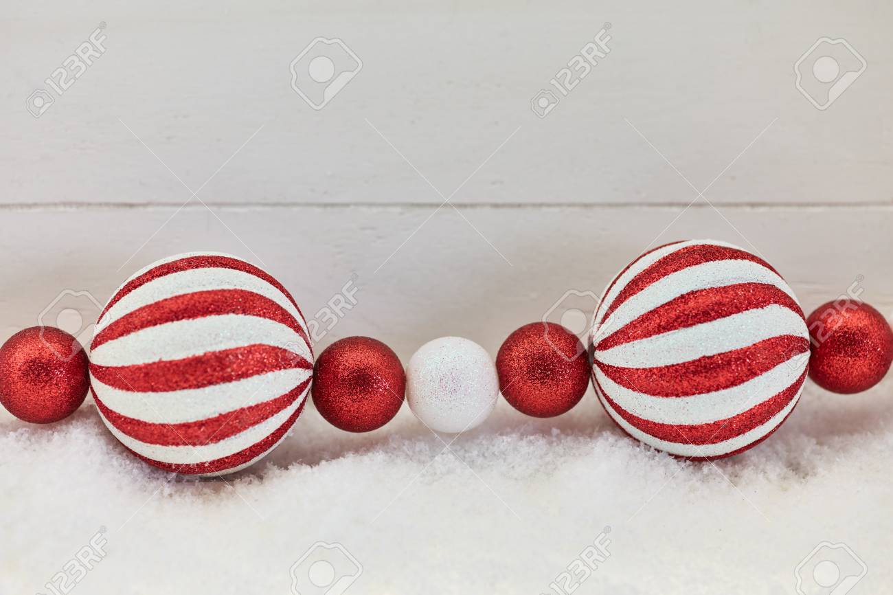 Decorazioni Natalizie Bianche E Rosse.Immagini Stock Decorazioni Natalizie Per Natale Con Palline Rosse E Bianche Image 88546843