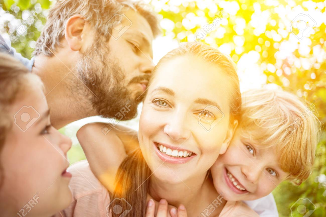 親が子供にキスして抱きしめる家族愛 の写真素材 画像素材 Image