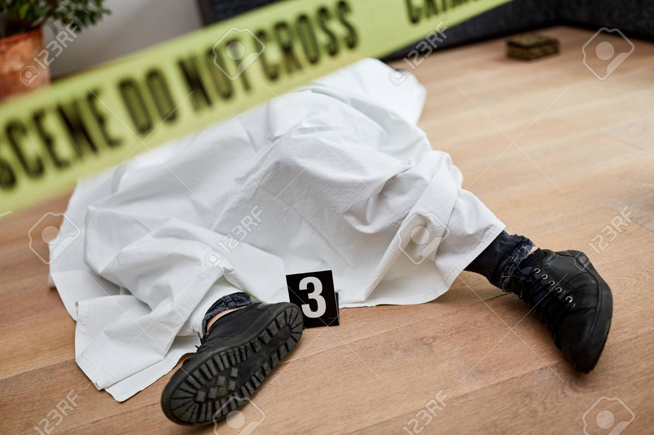 レイプ死体 警察による法医学の後、現場で殺人後の死体の写真素材・画像素材 Image 123034359