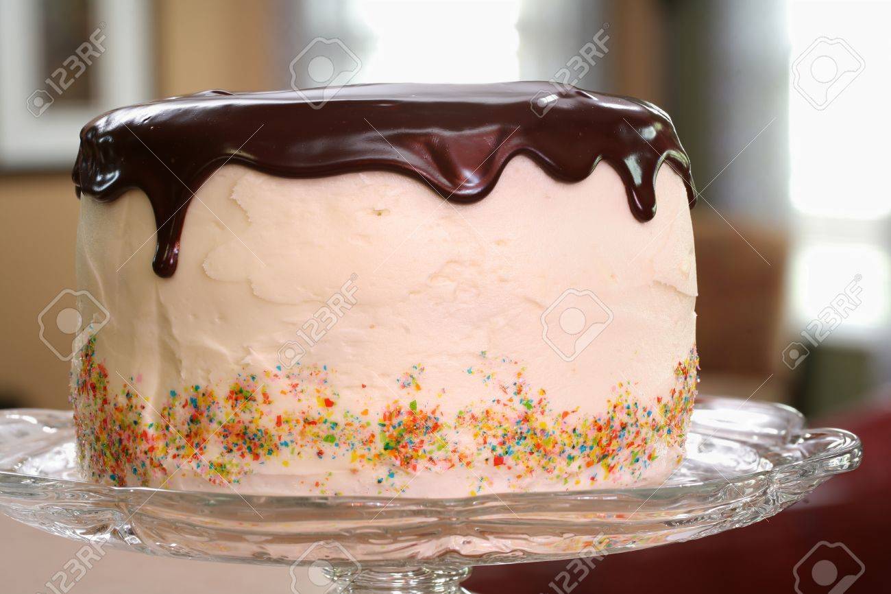 Blanc Couche Gateau Avec Garniture Au Chocolat Et Ganache Au Chocolat Plus Arrose Avec Glacage Blanc Banque D Images Et Photos Libres De Droits Image