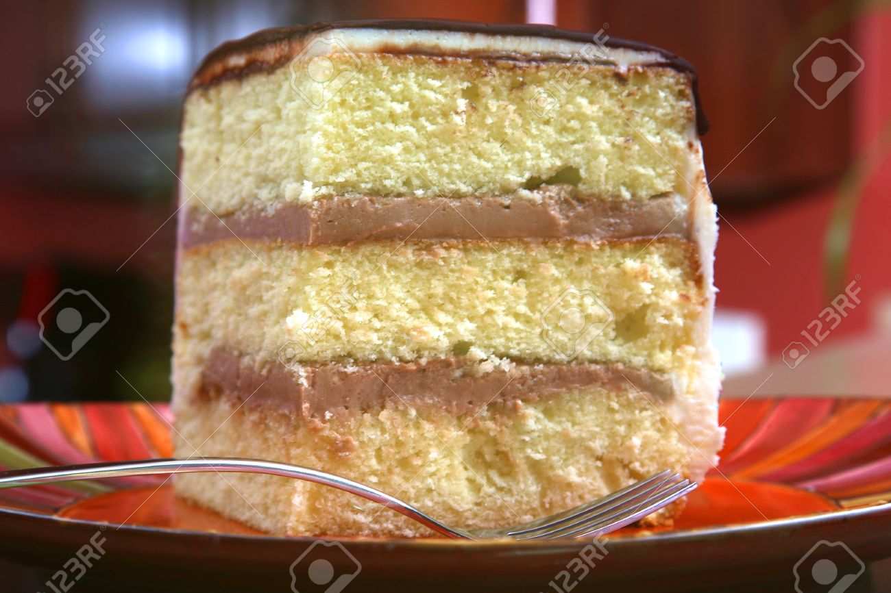 Blanc Couche Gateau Avec Garniture Au Chocolat Et Ganache Au Chocolat Plus Arrose Avec Glacage Blanc Banque D Images Et Photos Libres De Droits Image