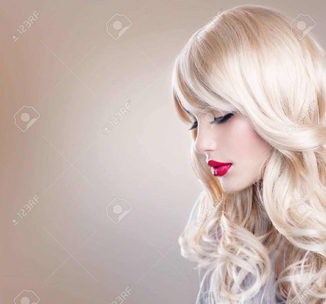 長いウェーブのかかった髪の健康な美しいブロンド少女白い髪 の写真素材 画像素材 Image 長いウェーブのかかった髪の健康な美しいブロンド少女白い髪 の写真素材 画像素材 Image