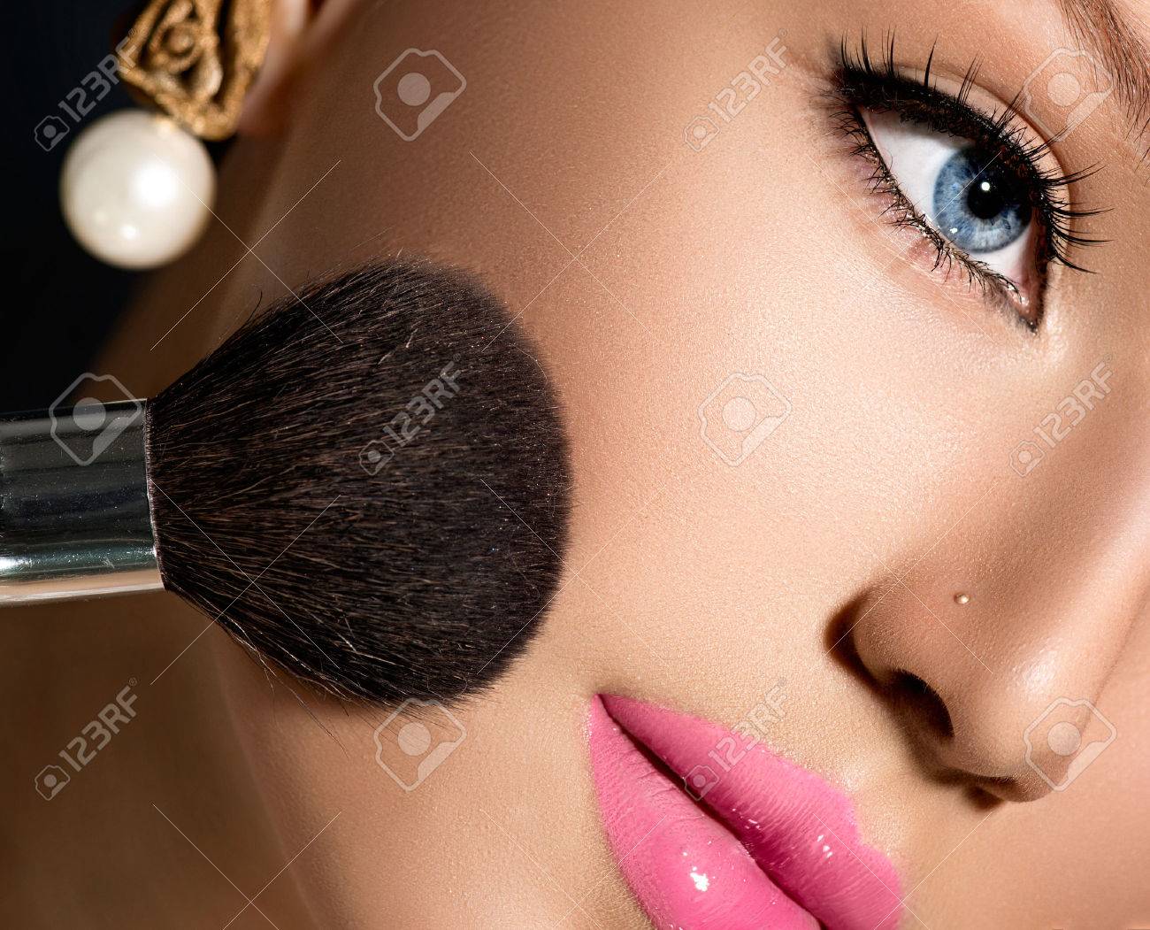 Make-up Applying closeup Cosmetic Powder Brush for Makeup - 27686938 Make-up Applying closeup Cosmetic Powder Brush for Makeup - 27686938