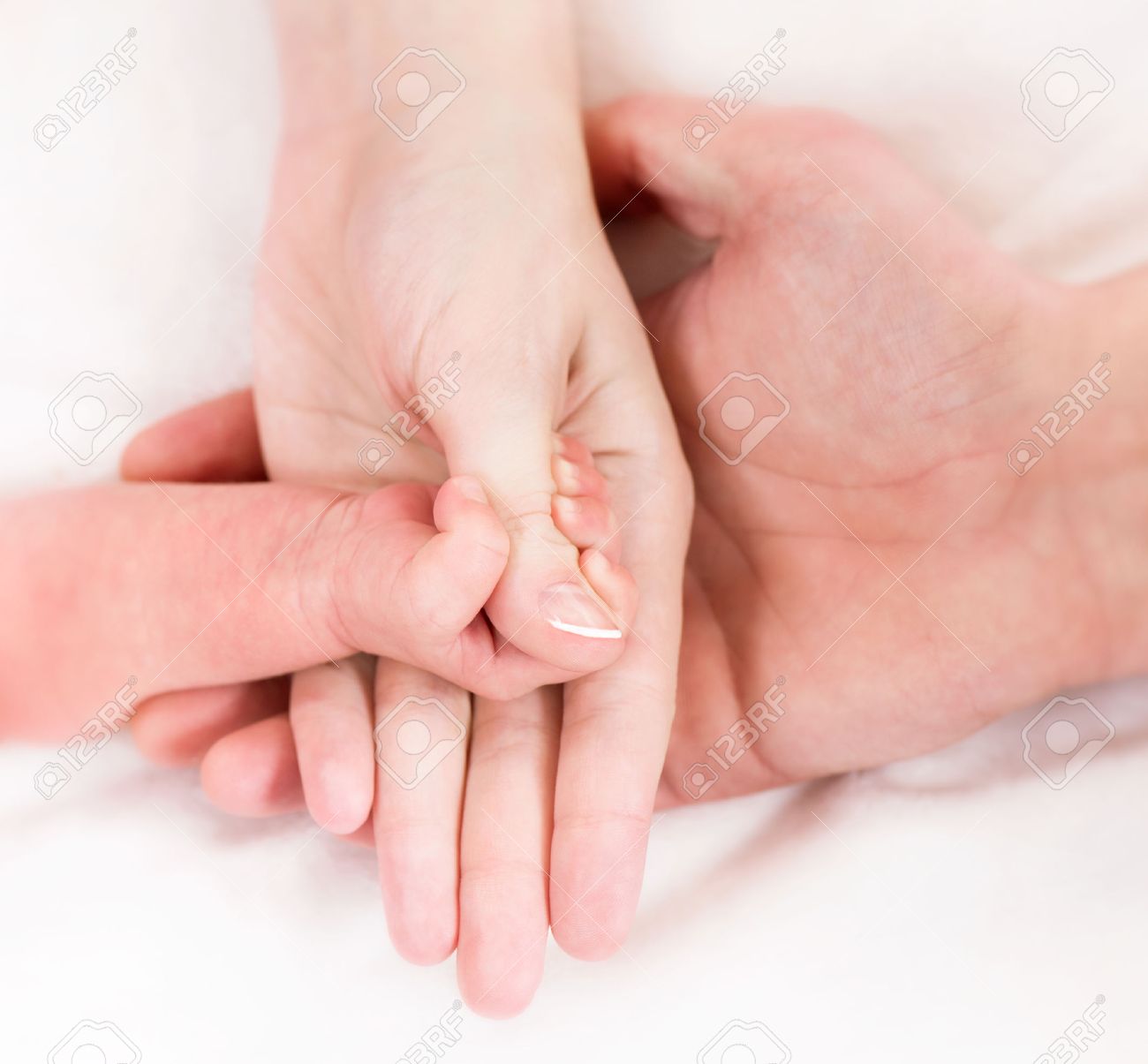 https://previews.123rf.com/images/subbotina/subbotina1406/subbotina140600099/29193104-hands-of-mother-father-and-newborn-baby.jpg