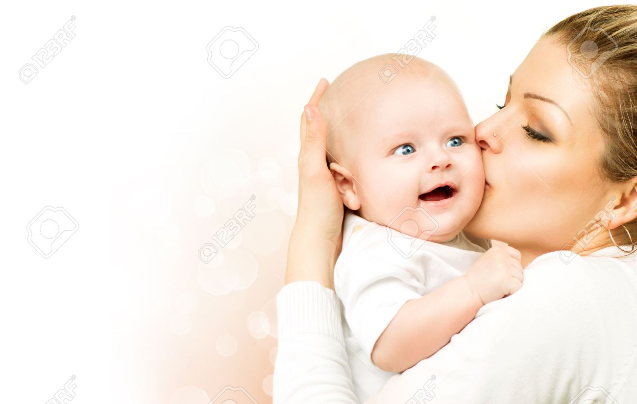 母親と赤ちゃんにキスをし彼女の子供を持つお母さんを抱いて の写真素材 画像素材 Image