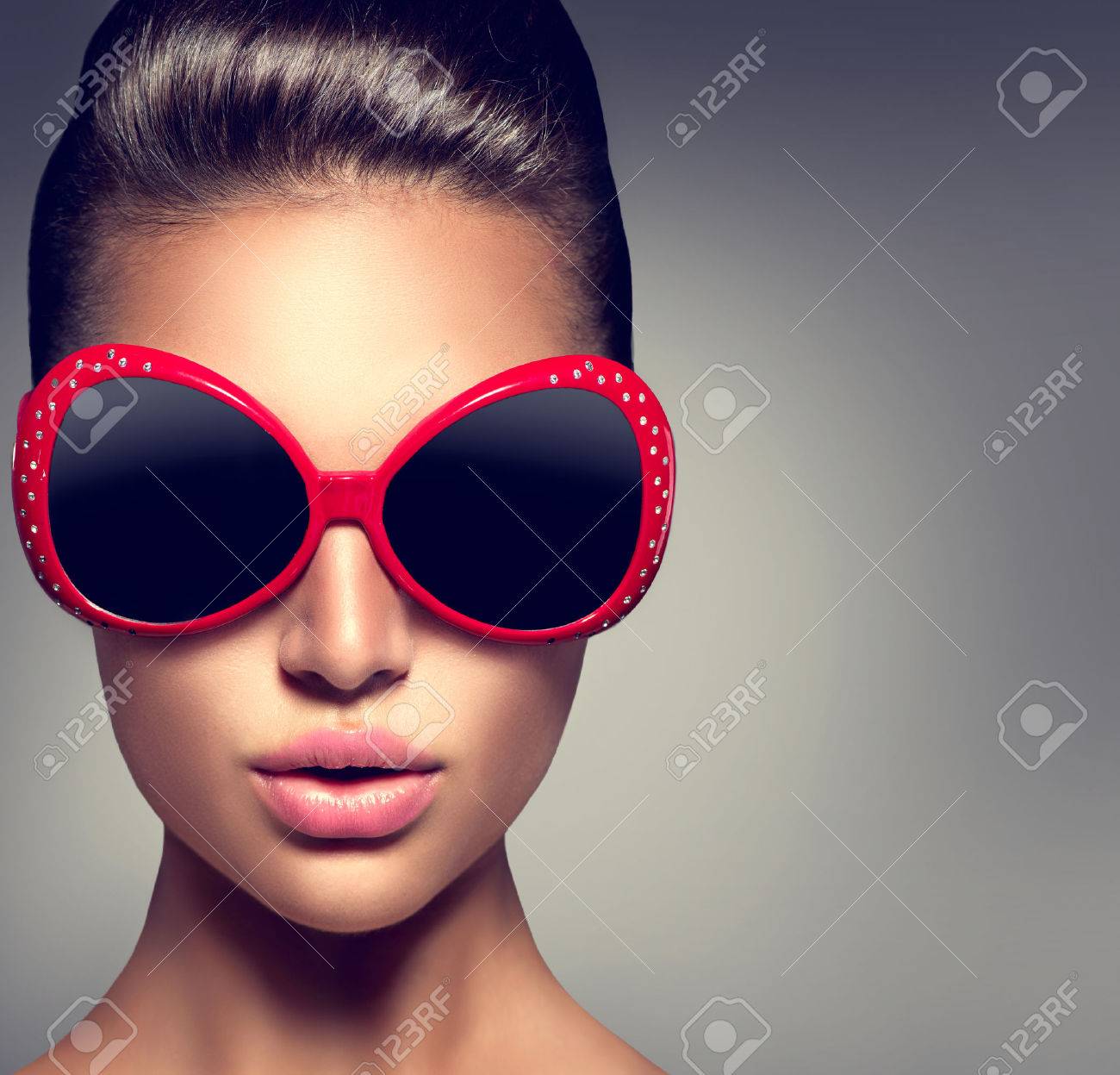 Fashion model brunette girl wearing stylish sunglasses - 41448995 Fashion model brunette girl wearing stylish sunglasses - 41448995