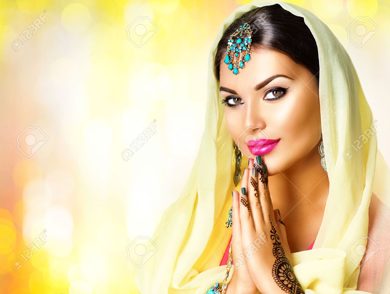 Immagini Stock - Bellezza Donna Indiana Ritratto. Ragazza Indù Si Tengono  Per Mano Insieme È Simbolo Di Preghiera E Di Gratitudine. Indiano Ragazza  Modello Con Tatuaggi Henné Nero Guardando In Camera. Mehndi.