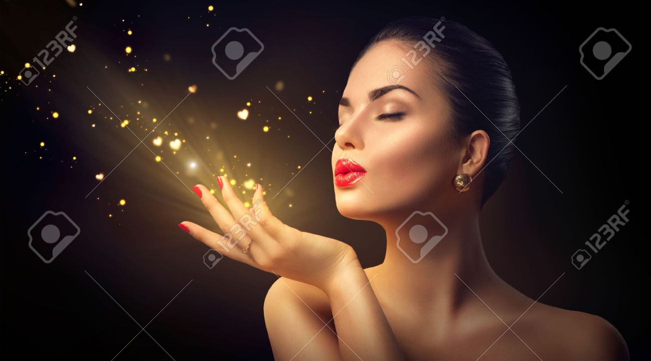 Beauté Jeune Femme Soufflant La Poussière Magique Avec Des Coeurs ...