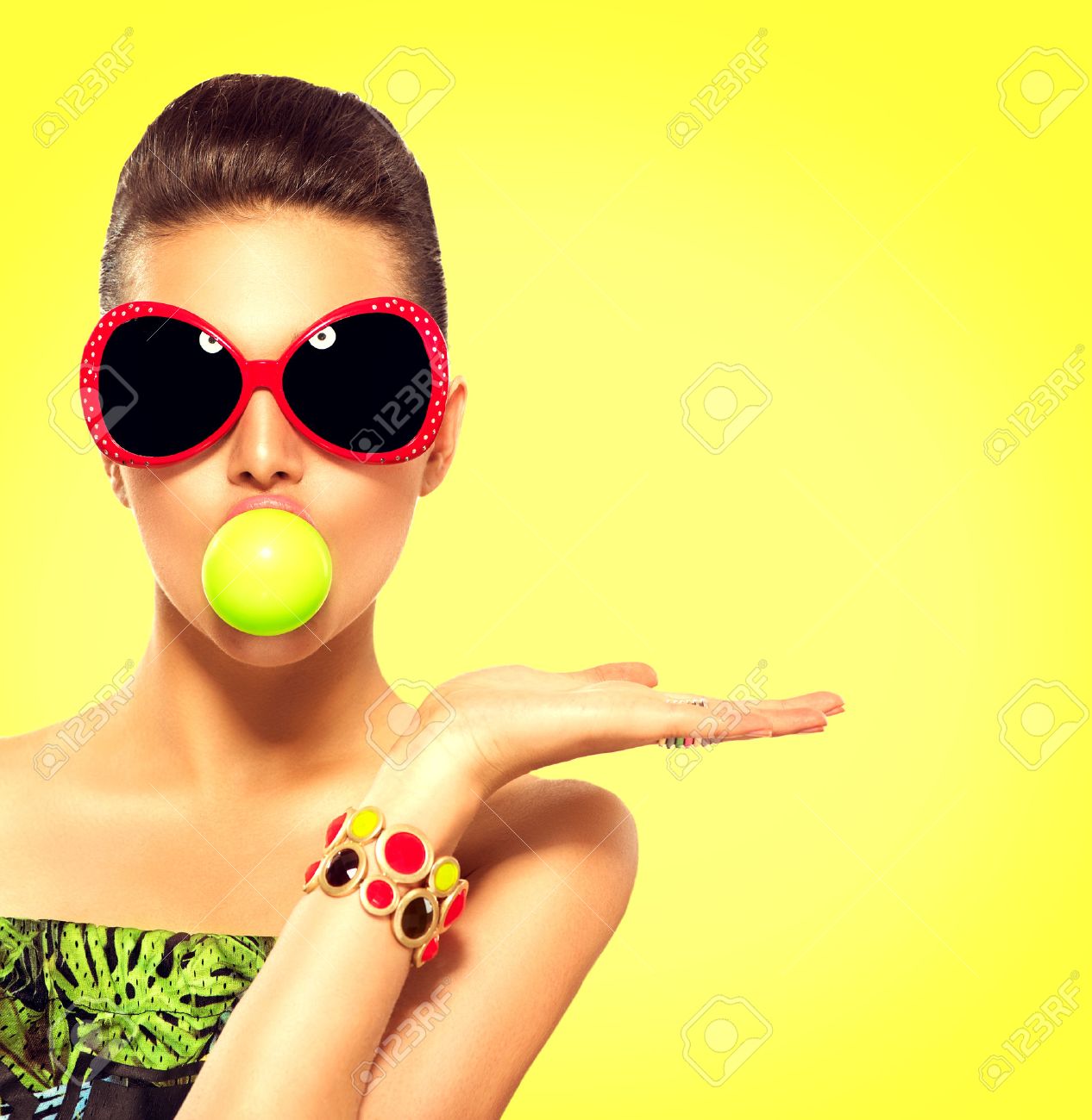 Summer model girl wearing sunglasses with green bubble of chewing gum - 54144934 Summer model girl wearing sunglasses with green bubble of chewing gum - 54144934