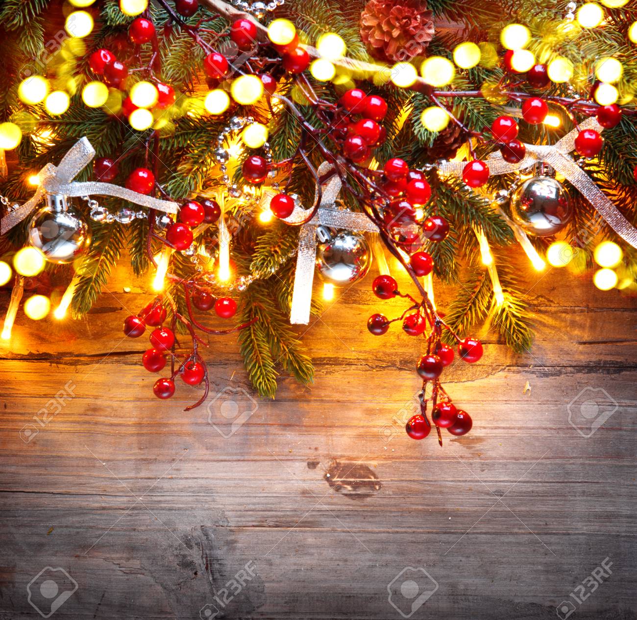 木製の背景をクリスマス イルミネーションで飾られたクリスマスのモミの木 の写真素材 画像素材 Image