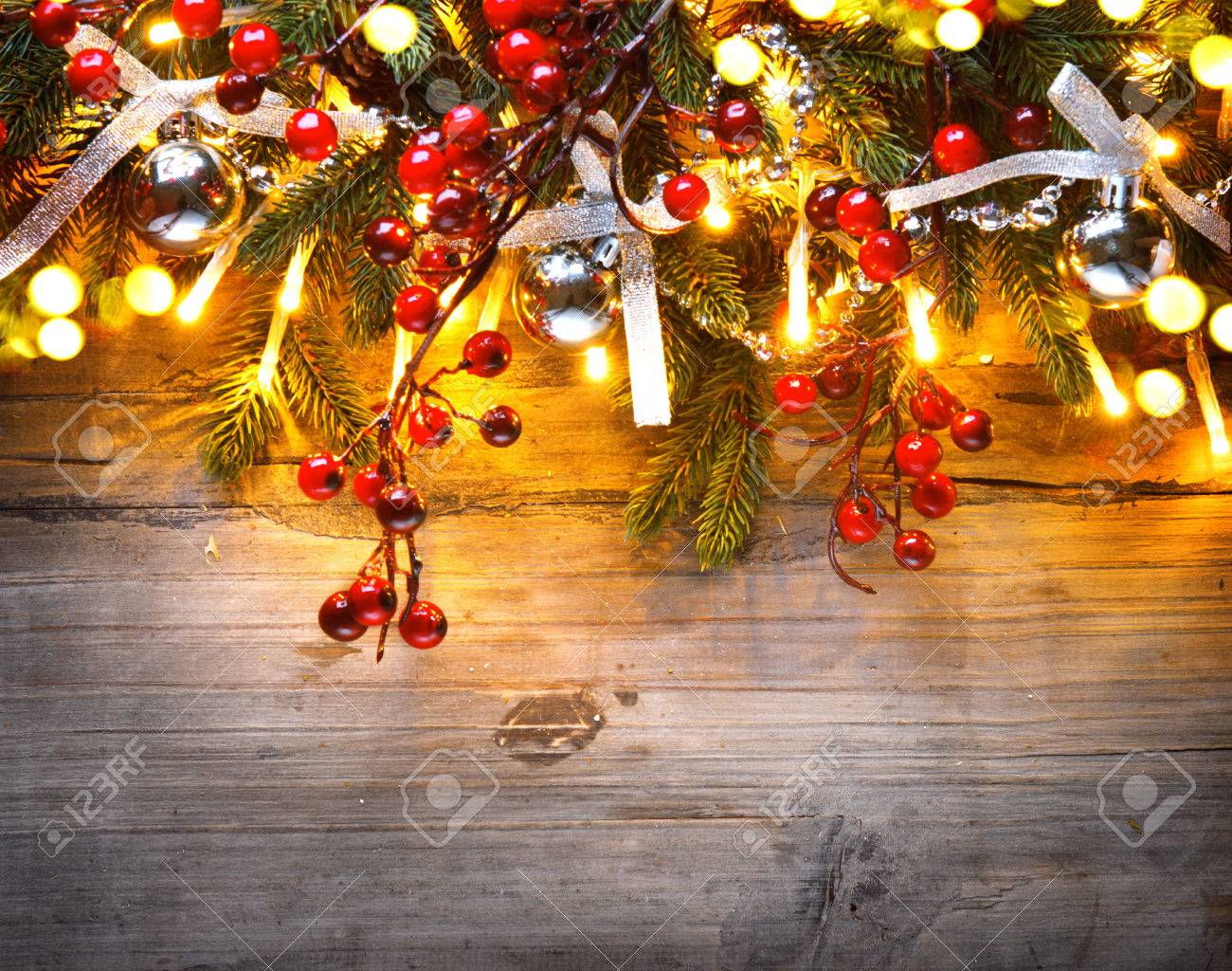 木製の背景をクリスマス イルミネーションで飾られたクリスマスのモミの木 の写真素材 画像素材 Image