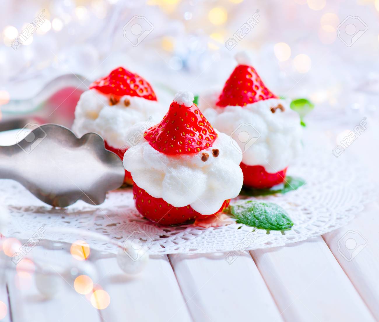 クリスマスいちごサンタ 面白いデザートは ホイップ クリームを詰めています クリスマス パーティー料理アイデア の写真素材 画像素材 Image