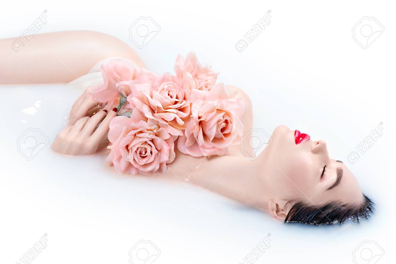 Chica Hermosa Modelo De Moda Con Maquillaje Brillante Y Rosas Rosadas  Tomando El Baño De Leche, Spa Y Concepto De Cuidado De La Piel Fotos,  Retratos, Imágenes Y Fotografía De Archivo Libres