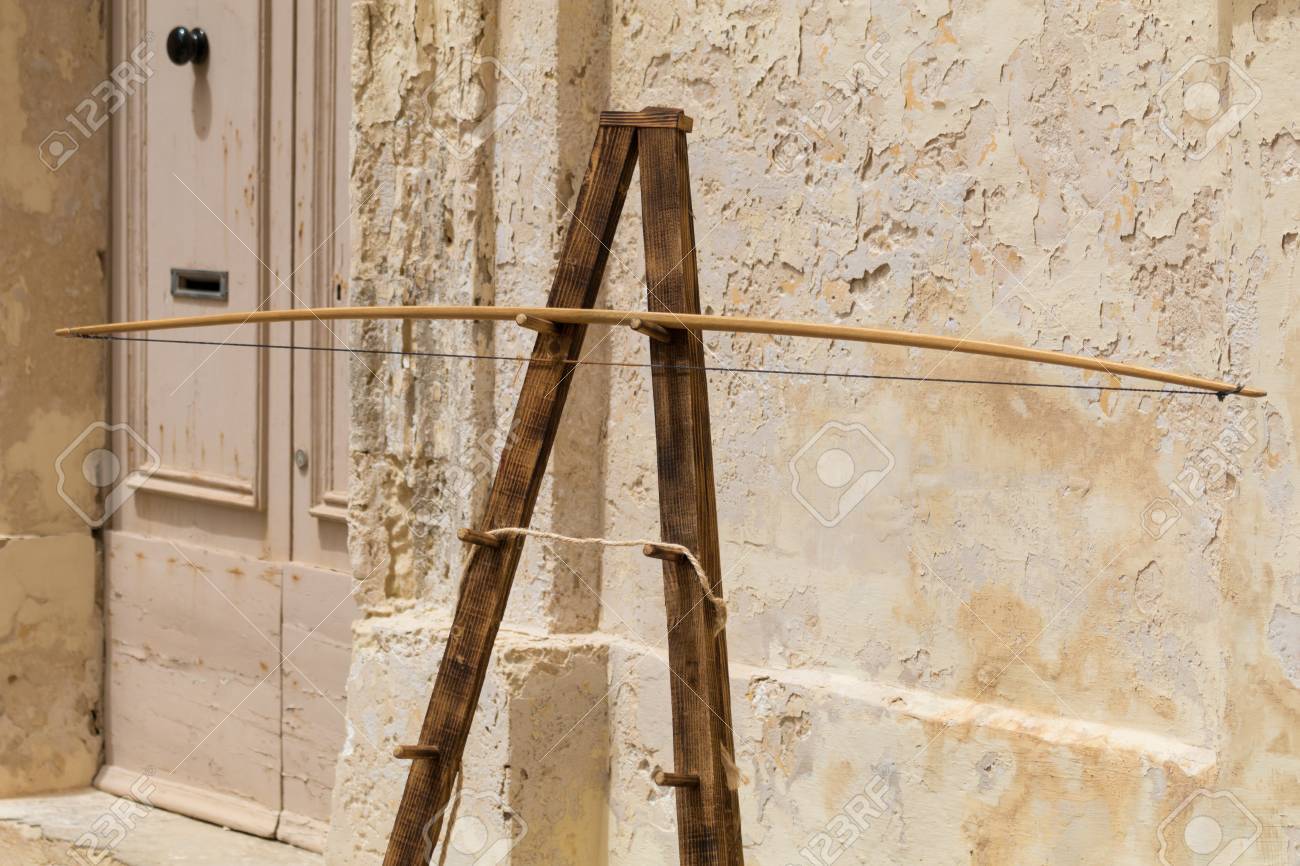 Soporte Medieval Tradicional Para Arco De Práctica Tiro Con Arco En Frente De La Medieval Mdina, Malta, Abril De 2017 Fotos, Retratos, Imágenes Y Fotografía De Libres De