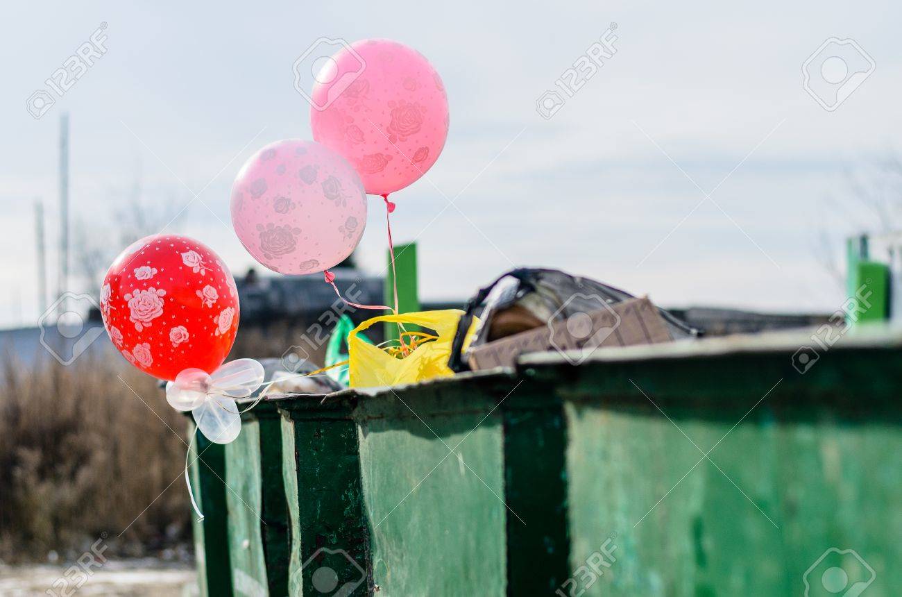 ゴミ容器にそびえる風船の写真素材・画像素材 Image 25211792 