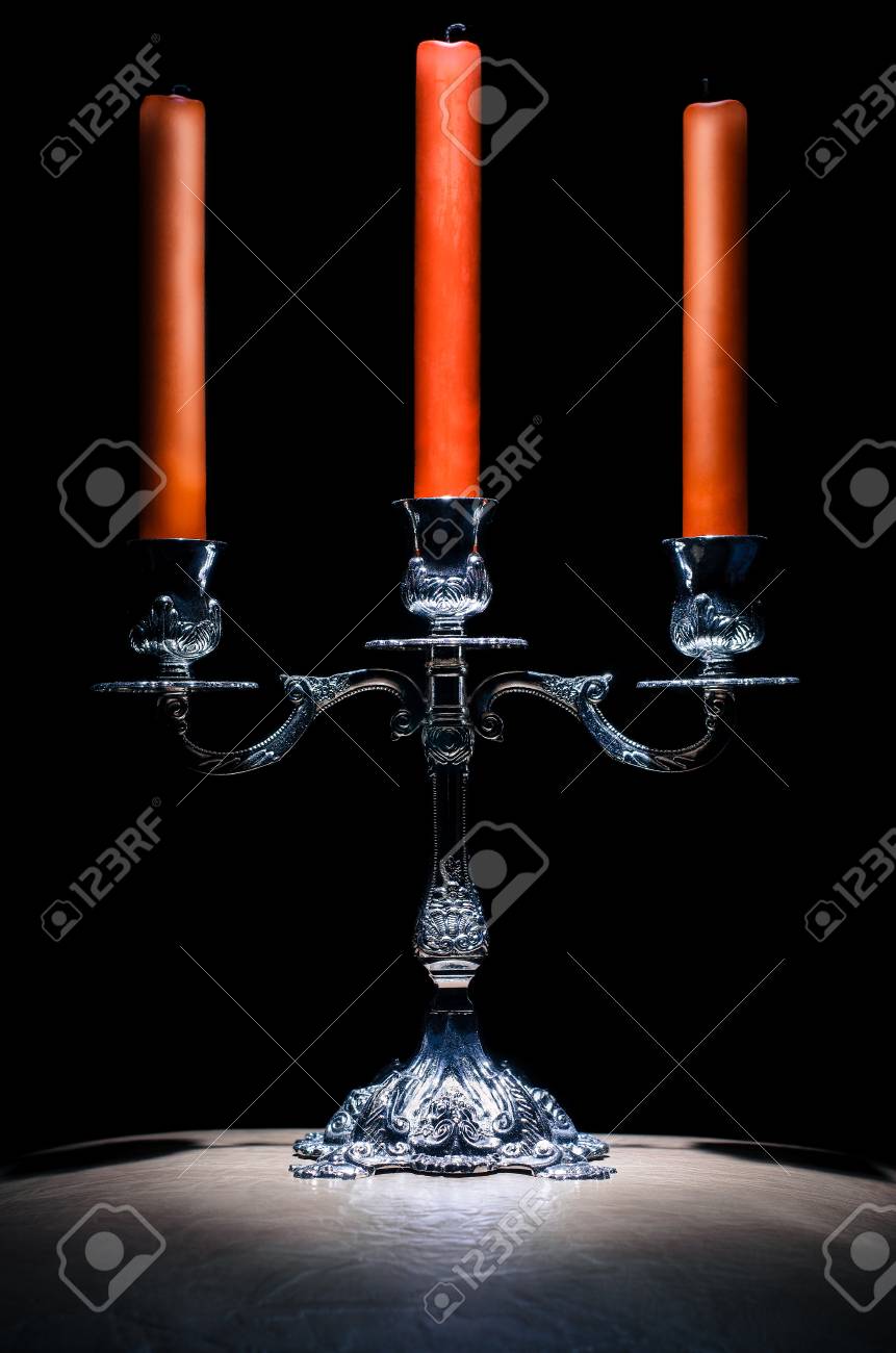3 本のろうそくの燭台の低キーの写真 の写真素材 画像素材 Image 25364365