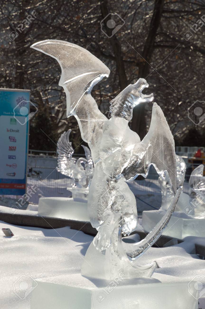 背後にある氷の覆われた木が晴れた日にオタワで氷の彫刻 氷 Scupltrure はその翼を広げて ドラゴンのです の写真素材 画像素材 Image 背後にある氷の覆われた木が晴れた日にオタワで氷の彫刻 氷 Scupltrure はその翼を広げて ドラゴンのです の写真素材 画像素材 Image