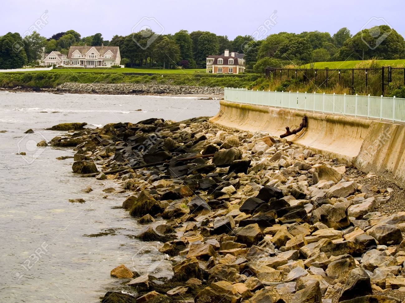 ニューポートのクリフ ウォークは ロードアイランド州の海岸線に沿って 3 マイル以上を実行します の写真素材 画像素材 Image