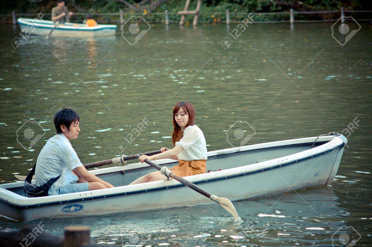 日本人夫婦の休日東京井の頭公園でボートを漕ぐ の写真素材 画像素材 Image 日本人夫婦の休日東京井の頭公園でボートを漕ぐ の写真素材 画像素材 Image