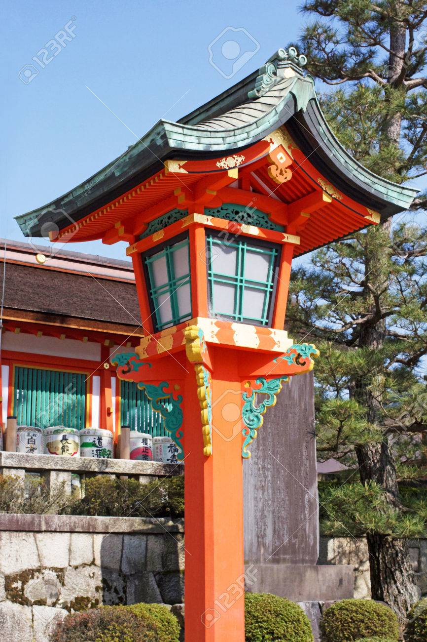 京都の八坂神社で木灯籠 の写真素材 画像素材 Image