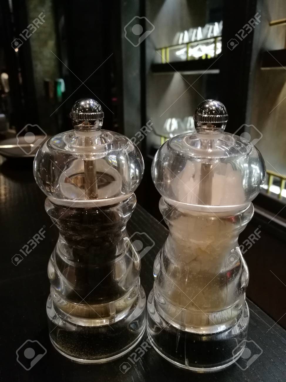 Salz Und Pfeffer Auf Dem Tisch Im Restaurant Mit Unscharfehintergrund Salz Und Schwarzem Pfeffer Zum Wurzen Des Hauptgerichtes Hinterer Pfeffer Fur Mahlzeit Lizenzfreie Fotos Bilder Und Stock Fotografie Image 76570052